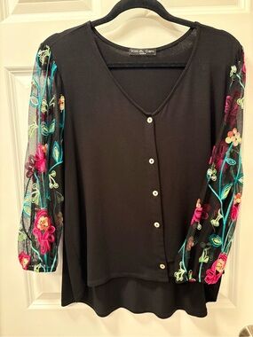 Kim & Cami Black Button-Front Top with Embroidered Mesh Sleeves, Size Medium